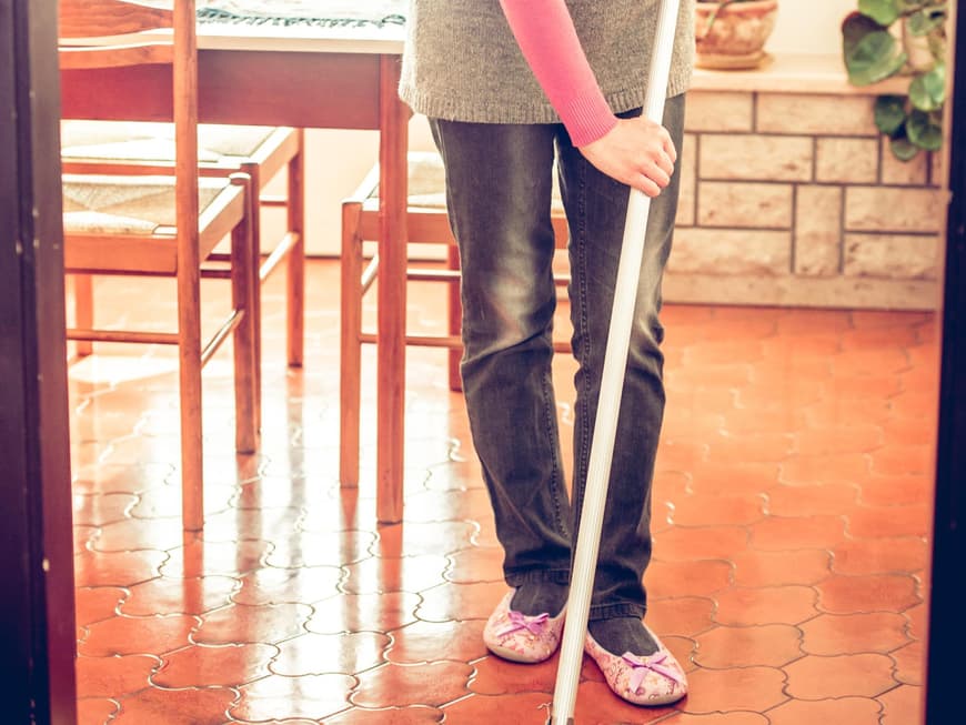 Frau putzt Wohnung