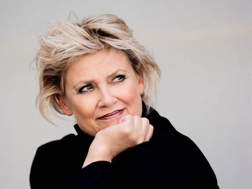 Gitte Haenning lächelt verschmitzt in die Kamera