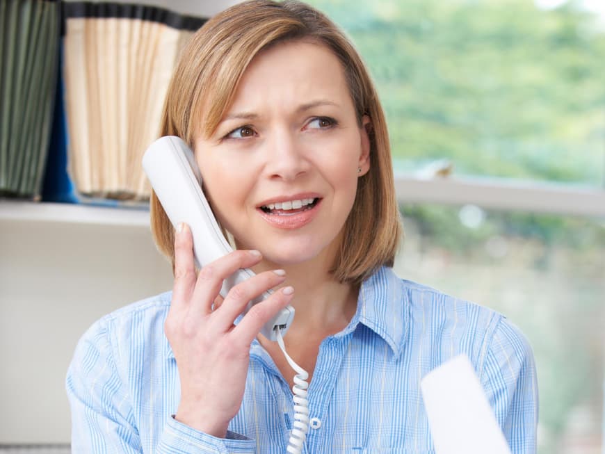 Frau diskutiert am Telefon