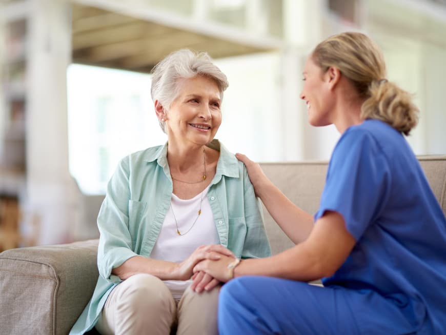Ärztin bespricht sich mit Patientin
