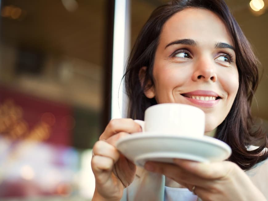 Frau genießt eine Tasse Kaffee