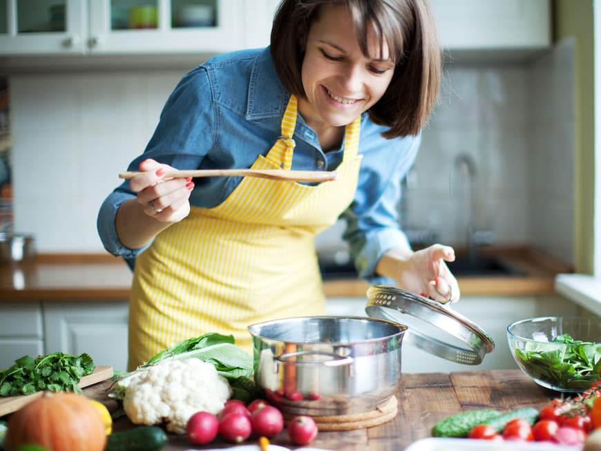 Frau kocht gesundes Essen