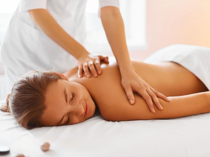 Frau bei der Massage