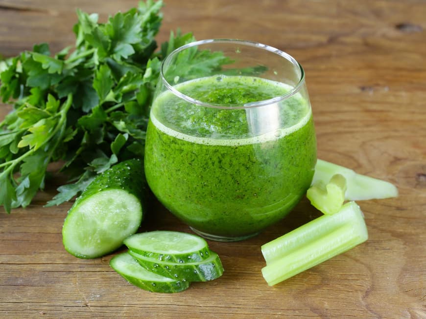 Grüner Smoothie mit Kräutern