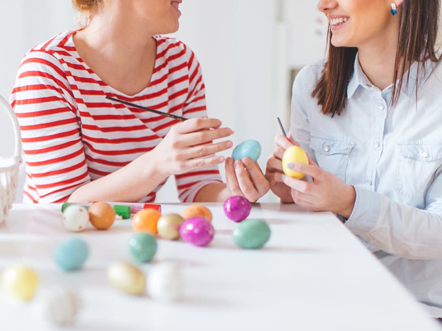Zwei Frauen beim Ostereier dekorieren