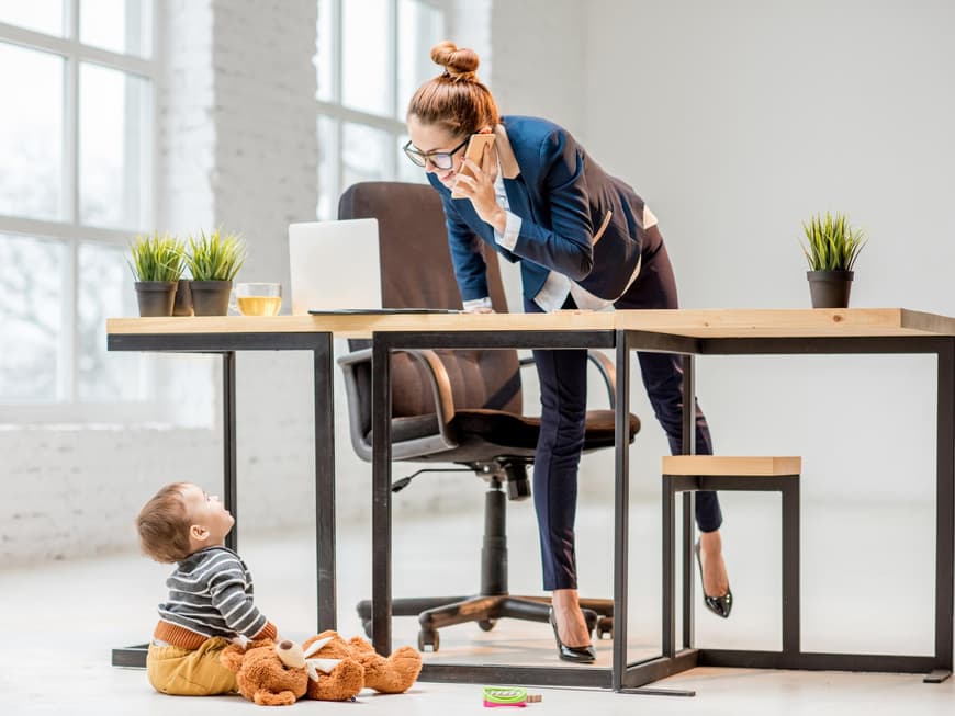 Mutter mit Kleinkind im Büro