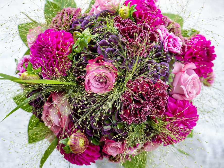 Strauß frischer Blumen in Rosatönen