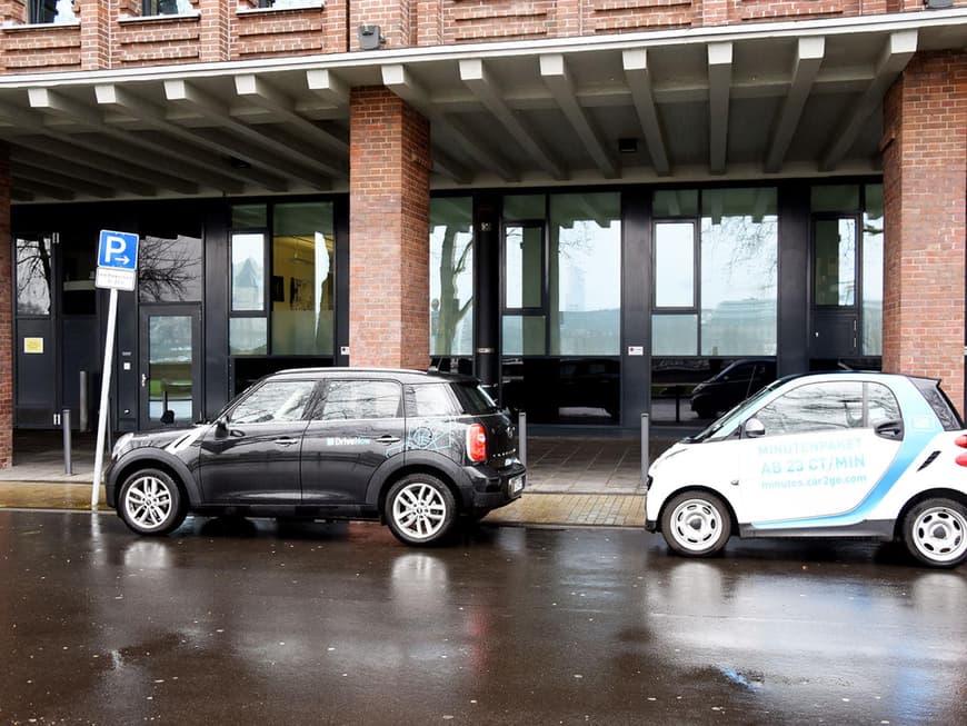 zwei parkende Car-Sharing-Wagen