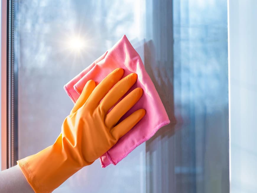 Mit den richtigen Tipps lassen sich Fenster streifenfrei putzen