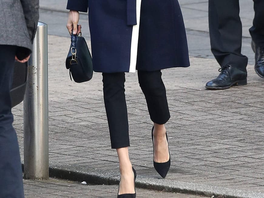 Meghan Markle im schicken Mantel, 3/4 Skinny-Jeans und spitzen Pumps