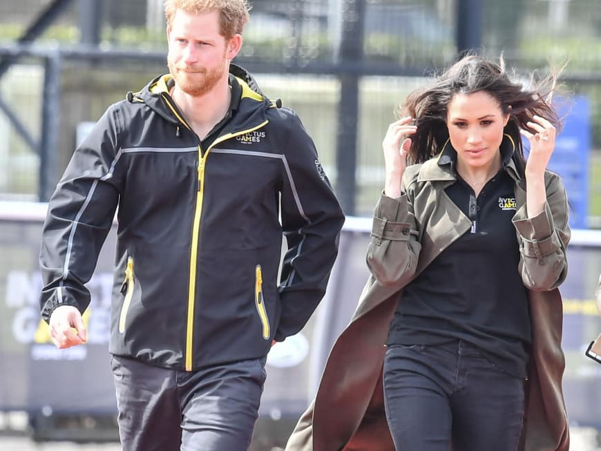 Meghan Markle lässig in Hosen und Freizeitjacke