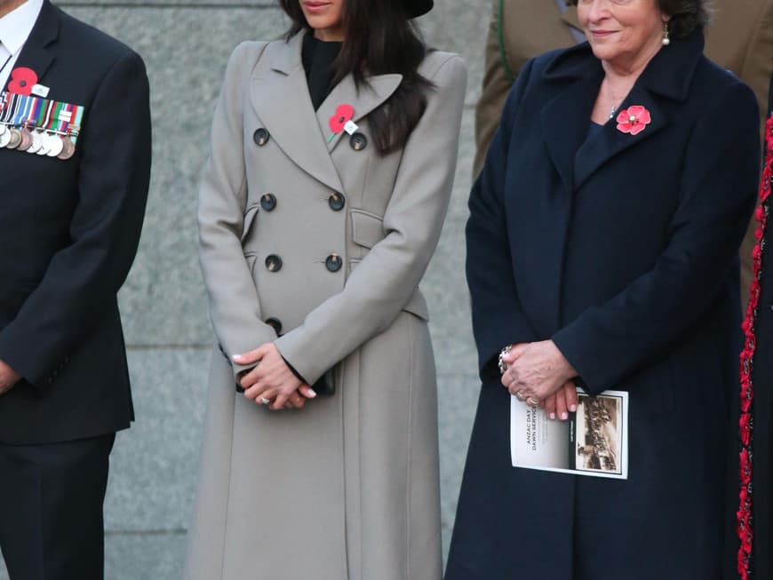 Meghan Markle elegant im Mantel und großem Hut am am Anzac Day 