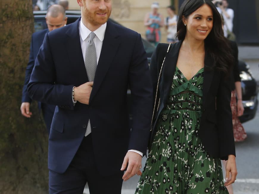 Meghan Markle im grünen Blumenkleid mit Blazer und Pumps