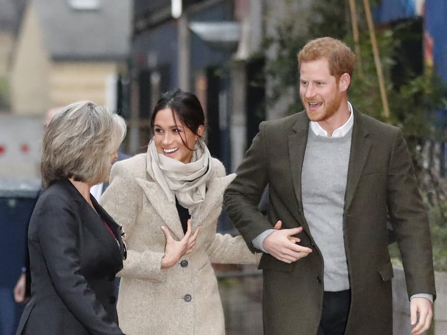 Meghan Markle lässig im beigefarbenen Wollmantel 