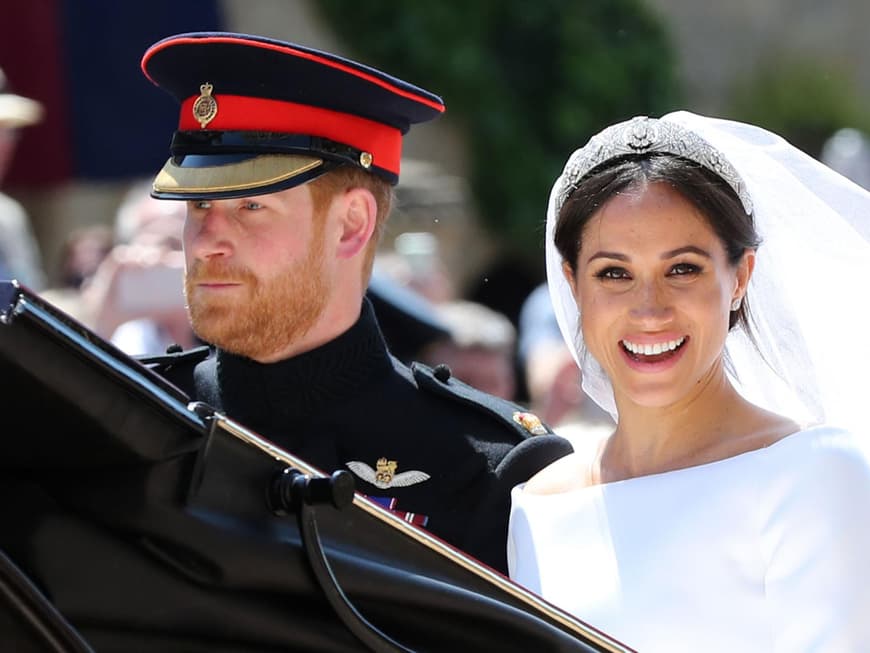 Eine wunderschöne Braut! Herzogin Meghan und Prinz Harry in der Hochzeitskutsche auf der Fahrt durch Windsor.