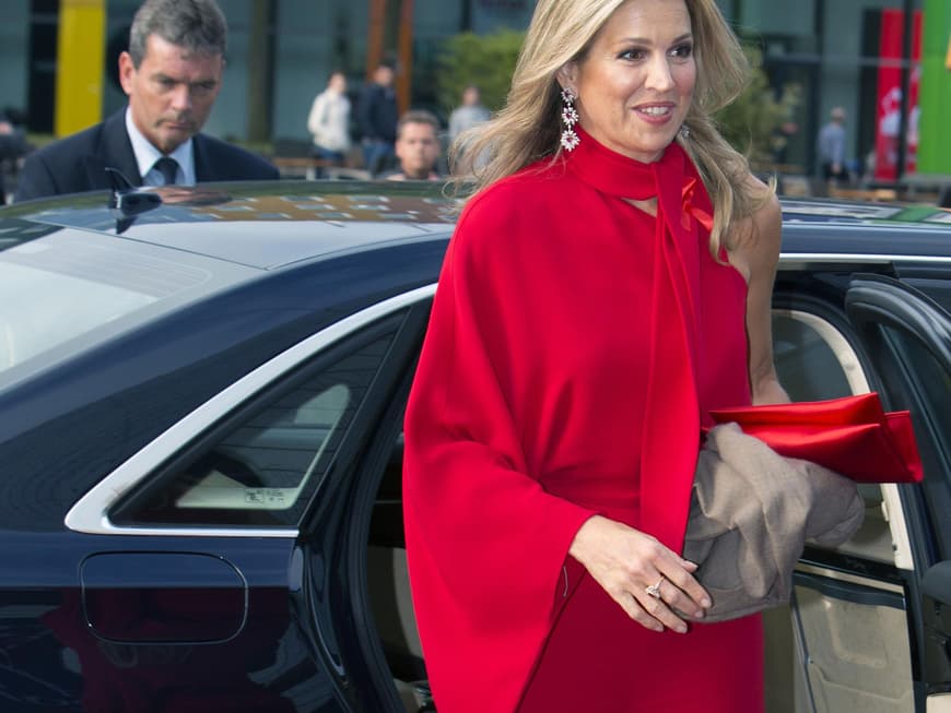 Königin Máxima in roter One-Shoulder-Jumpsuit