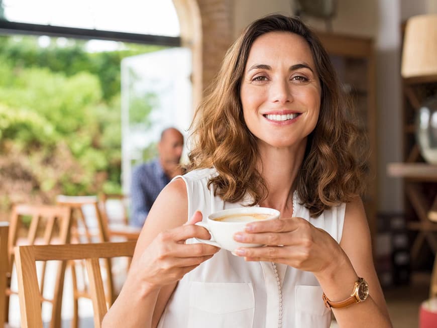 Frau allein in Café