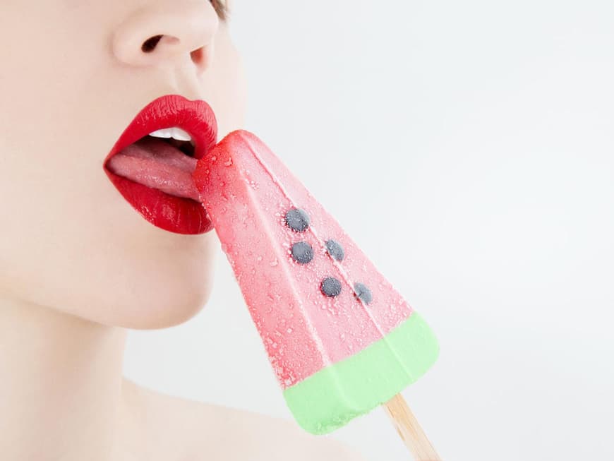 Frau leckt an Eis