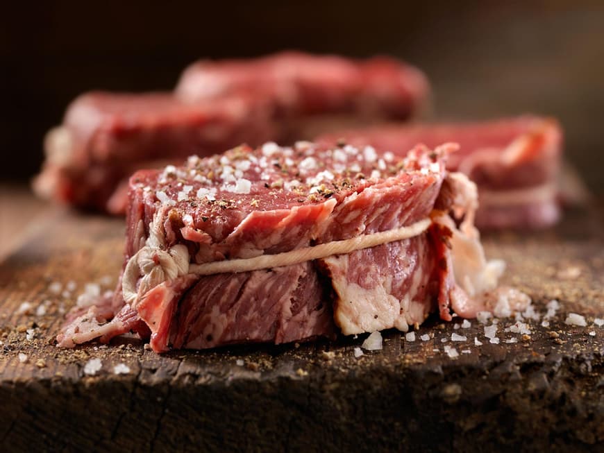 Beim Bardieren wird das Fleisch mit Speck ummantelt und bleibt so extra saftig.