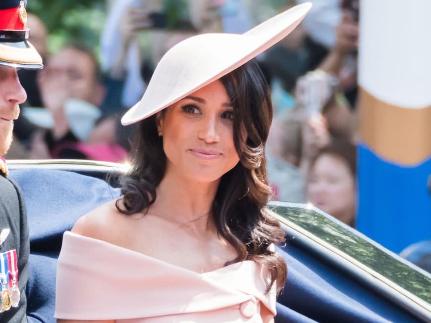 Meghan Markle in einem zarten Kleid bei der Militärparade Trooping the Colour