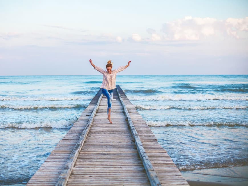 Glückliche Frau am Meer