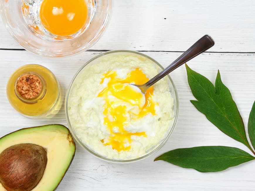 Haarkuren lassen sich selbermachen mit Joghurt, Ei und anderen Zutaten