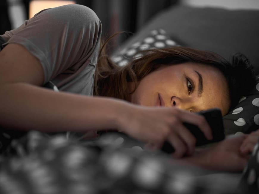 Handy-Sucht: Wenn man ohne das Smartphone nicht ins Bett geht