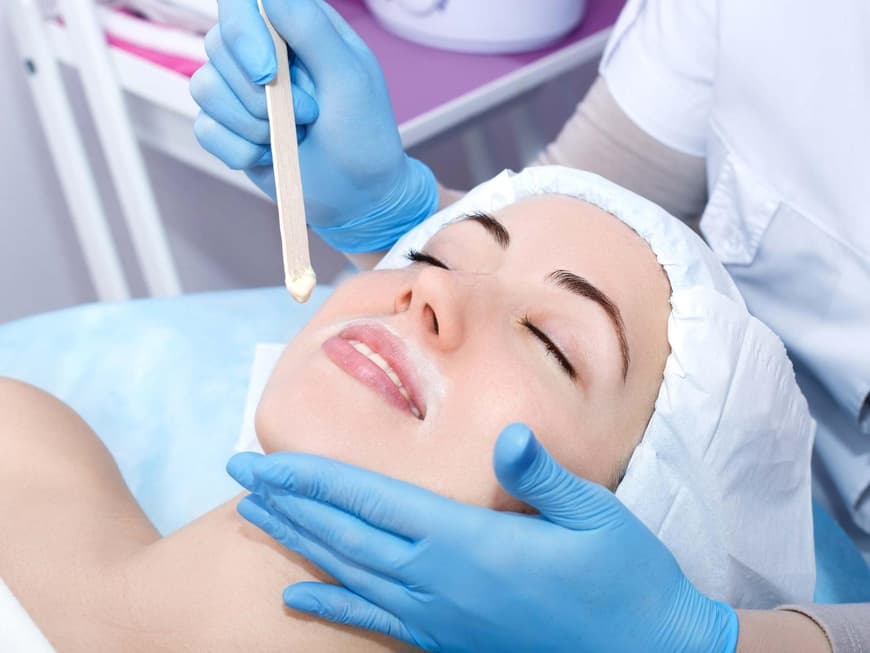 Lästige Gesichtshaare mit Waxing entfernen