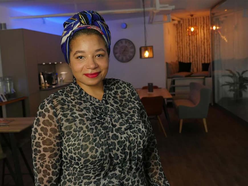 Bloggerin Asmona Iesha Logon zu Gast in unserem Podcast-Studio