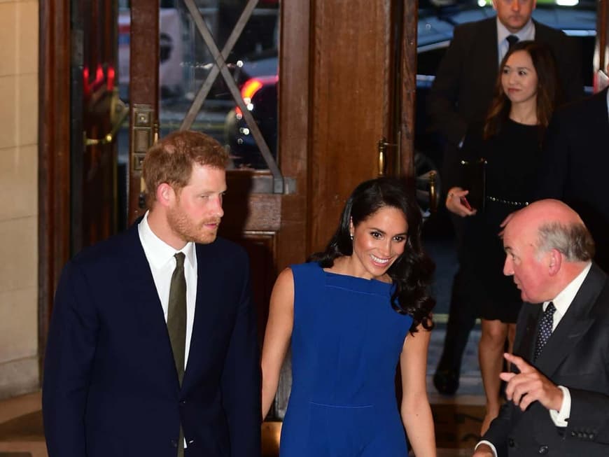 Meghan im königsblauen Kleid beim Royal Armouries Wohltätigkeitskonzert
