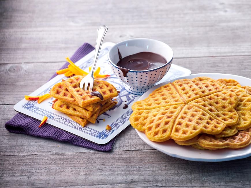 Kürbis-Dinkel-Waffeln mit Kakaosauce