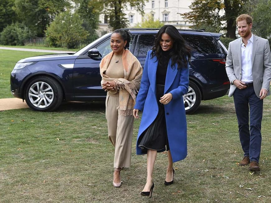 Prinz Harry mit Herzogin Meghan und Schwiegermutter Doria Ragland bei der Vorstellung von „Together“, einem Charity-Kochbuch