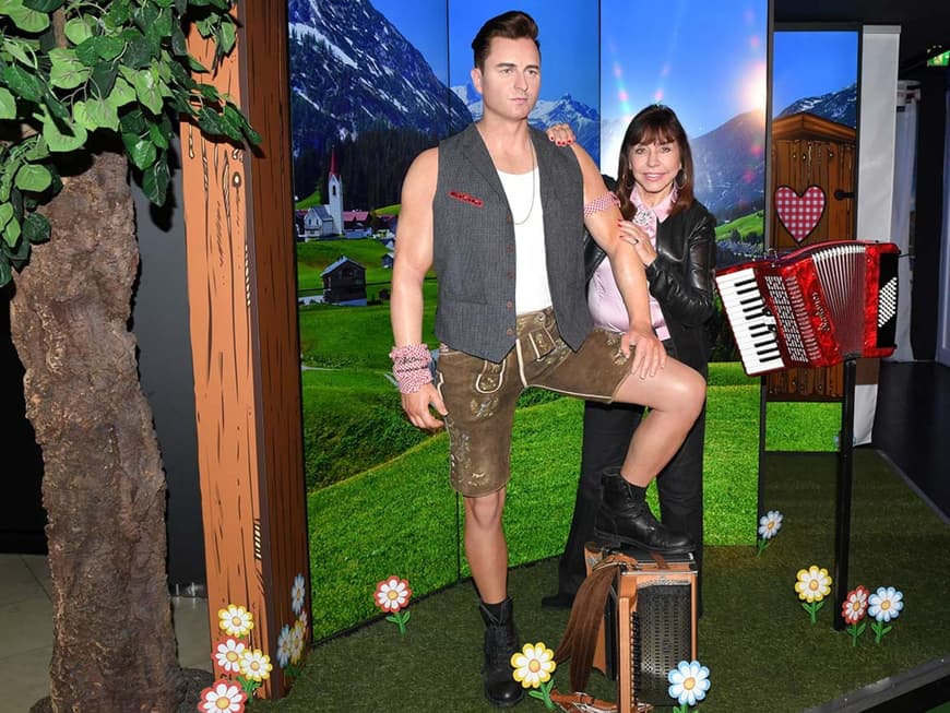 Tina York weiht Andreas Gabaliers Wachsfigur bei Madame Tussauds in Berlin ein