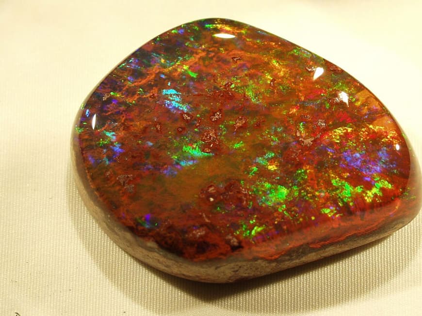 Der Opal wird als Heilstein dem Sternzeichen Waage zugeordnet