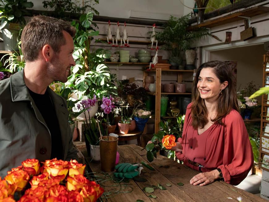 Emilia (Werner) und Alexander (Hartmann) begegnen sich im Blumenladen: Inga Lindström „Das Geheimnis der Nordquists“