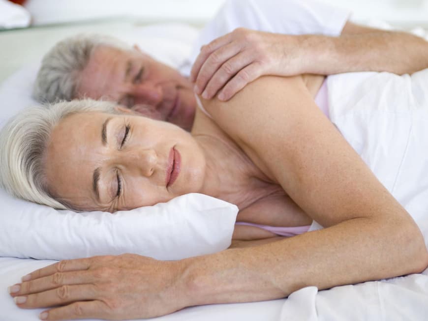 Das Schlafhormon Melatonin sorgt bestenfalls dafür, dass wir gut und erholt aufwachen.