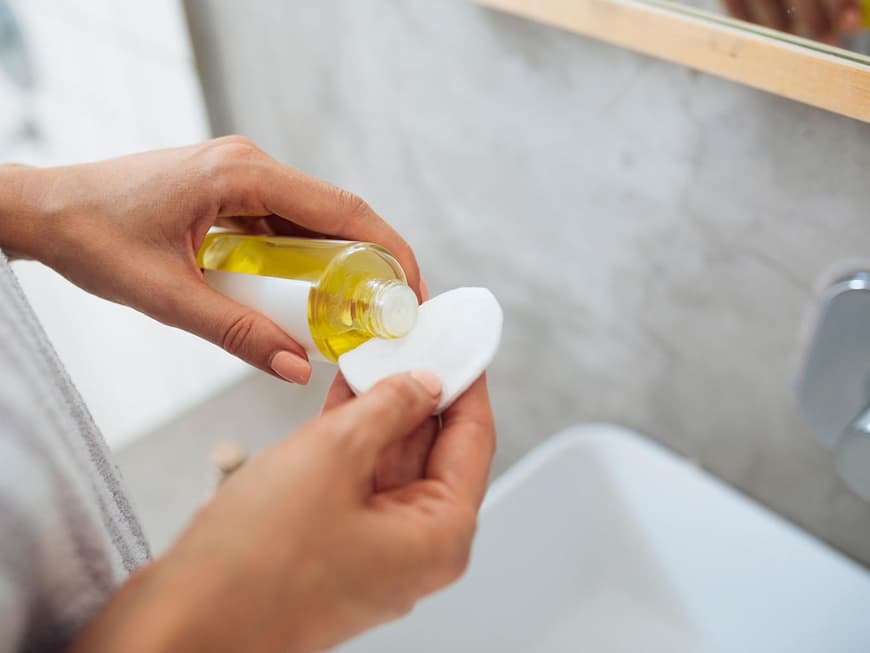 Babyöl schützt Edelstahl-Armaturen vor Kalk- und Wasserflecken