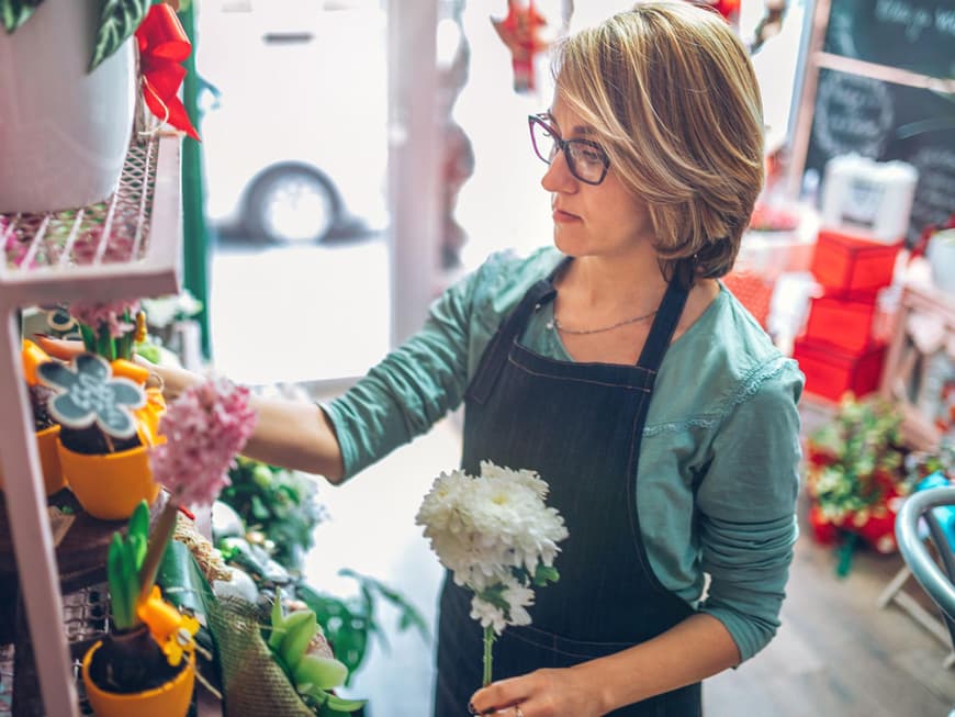 Mareike liebt ihren Job als Floristin, auch wenn sie einen Niedriglohn bekommt.