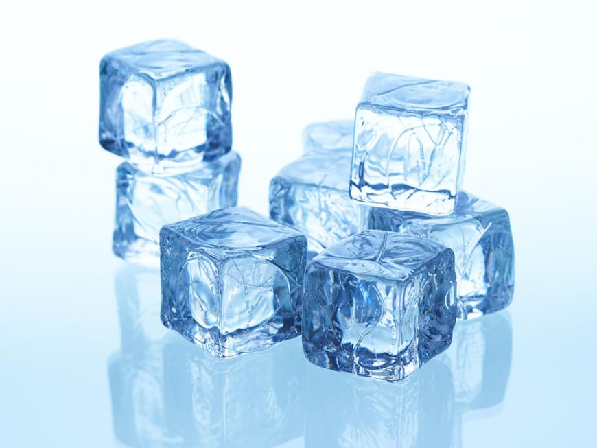Kälte kann im Anfangsstadium gegen Herpesviren helfen. Dafür einfach einen Eiswürfel in ein Tuch geben und die betroffene Stelle kühlen.