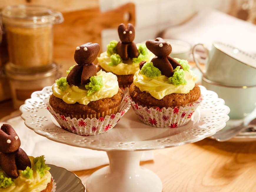 Die veganen Möhren-Nuss-Cupcakes machen sich besonders hübsch auf dem Kaffeetisch