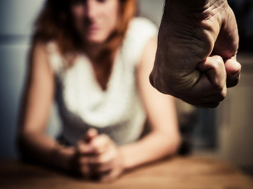 Viele Opfer psychischer oder physischer Gewalt schweigen. Aus Scham oder weil sie unter Druck gesetzt werden.