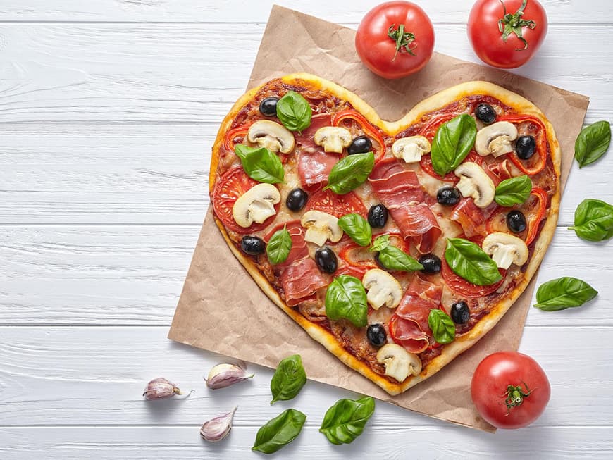 Ein schneller Pizzateig lässt sich ganz einfach selbst zubereiten