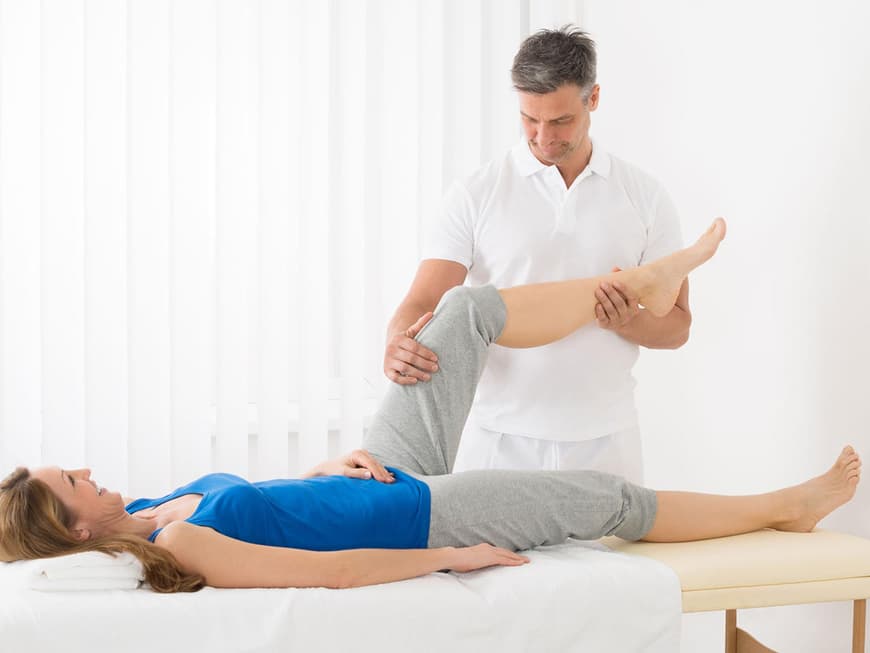 Bei einer Schleimbeutel-Entzündung kann eine Physiotherapie helfen