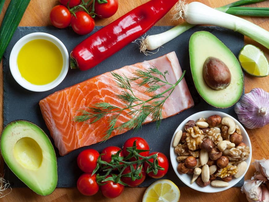 Omega-3-Fettsäuren sind in Lebensmitteln wie frischem Fisch, Leinöl oder Nüssen enthalten.