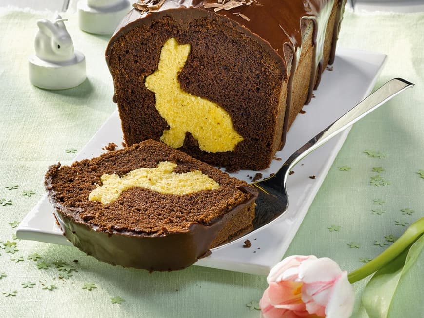 In jedem Stück vom Osterhasenkuchen mit Kakaoglasur versteckt sich ein süßes Häschen
