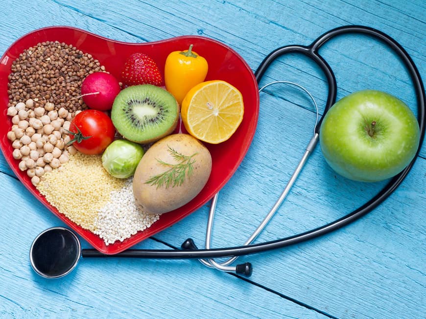 Eine ausgewogene Ernährung und „gute Fette“ sorgen für ausgeglichene Cholesterinwerte.
