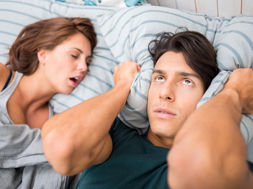 Zwar sägen Männer in der Regel lauter, doch Frauen schnarchen spätestens ab Mitte 40 mit ihnen um die Wette.
