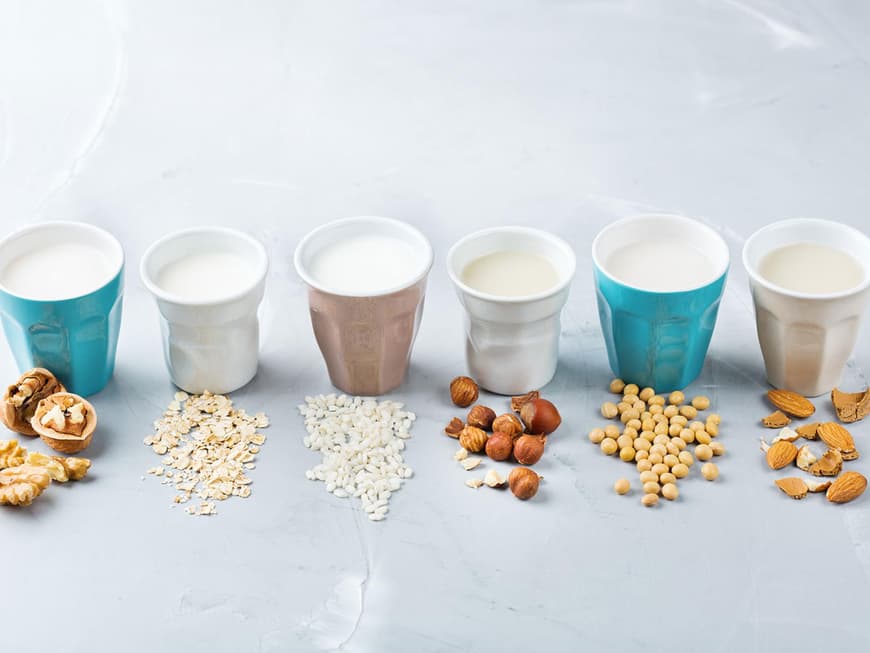 Wer auf Kuhmilch verzichten möchte, findet mittlerweile zahlreiche Milchalternativen in den Supermärkten.