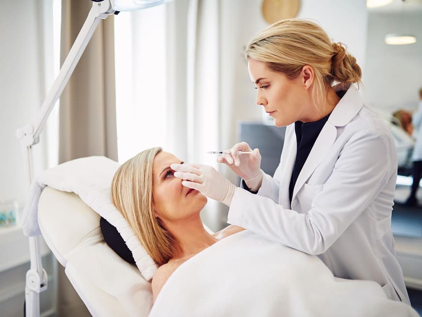Botox und Hyaluron werden hauptsächlich in der ästhetisch-plastischen Medizin angewandt. Die Behandlung sollte immer vom Dermatologen oder plastischen Chirurgen durchgeführt werden.