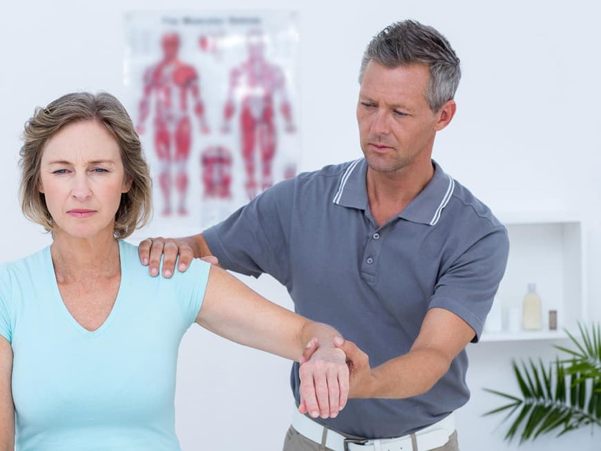 Schultersteife, genannt Frozen Shoulder, ist ein Phänomen, das plötzlich kommt und wieder geht – nach Monaten. So beschleunigen Sie die Heilung.